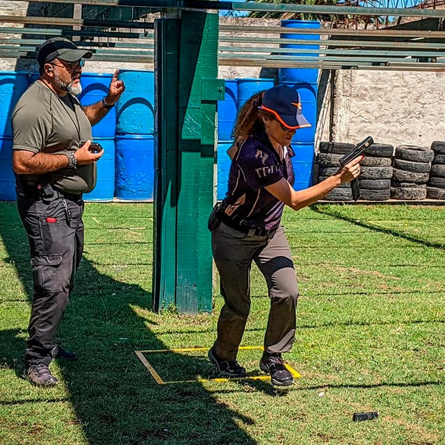 Alumna de tiro deportivo practicando un ejercicio dinámico con pistola en el circuito de TDU en el Tiro de Quilmes.
