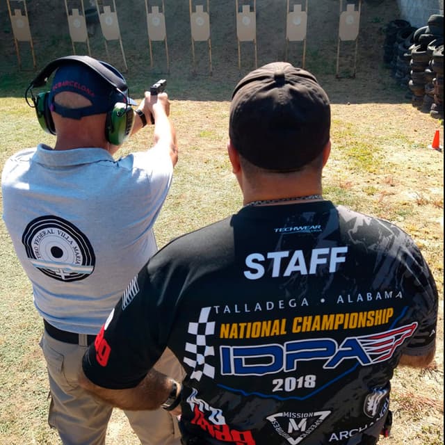 Sesión de coaching de tiro deportivo uno a uno con un coach de TDU, enfocada en mejorar la técnica y el aumento del rendimiento.