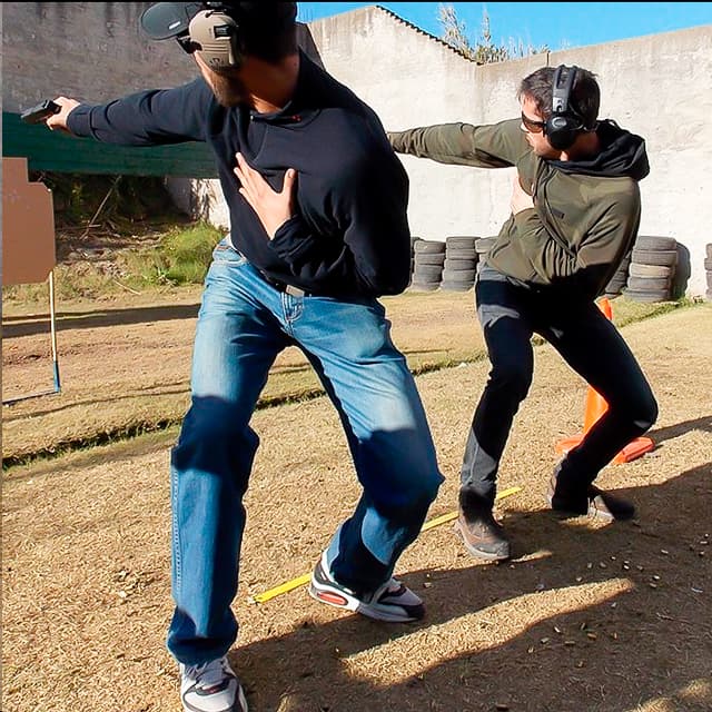 Alumnos practicando disparos reactivos a 360 grados con pistola, un ejercicio clave en el curso de tiro defensivo de TDU.