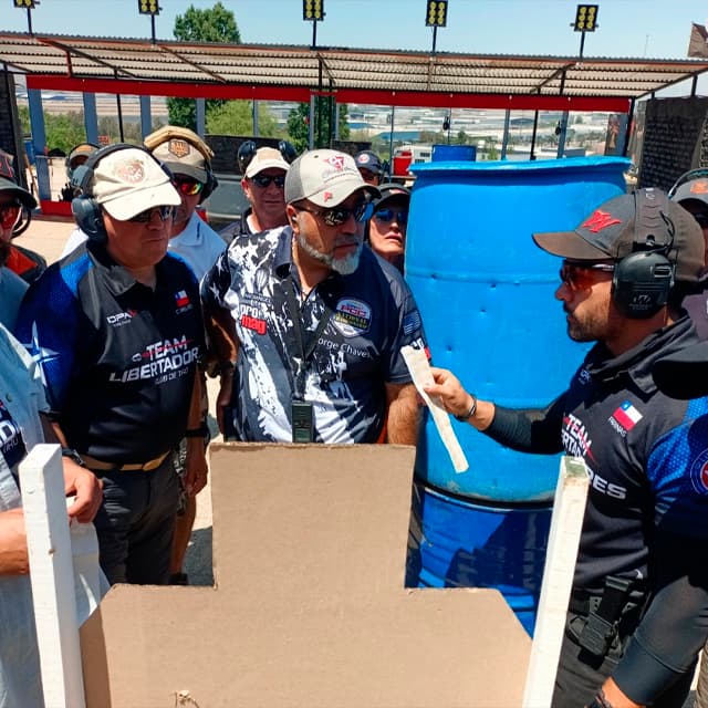 Jorge Chaves instruyendo a un grupo de alumnos sobre tácticas y reglas de tiro deportivo IDPA/IPSC en una clase grupal.