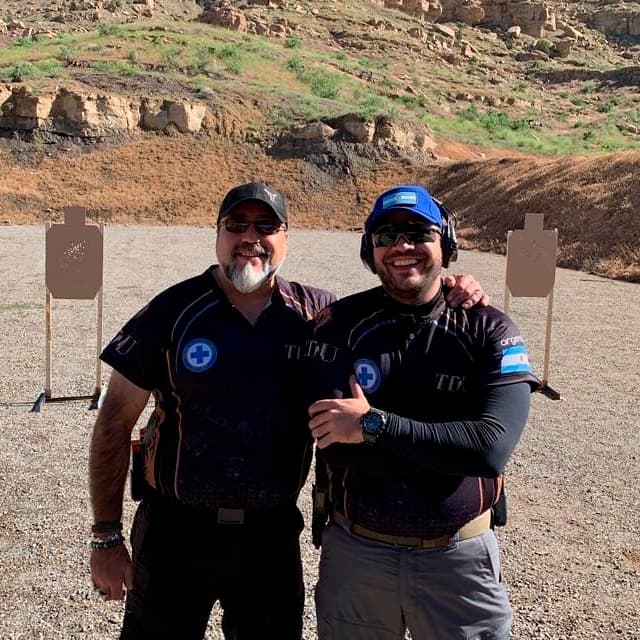 Jorge Chaves y su coacheado en Colorado, EE. UU., en el torneo internacional de IDPA, destacando el coaching de tiro deportivo de TDU.