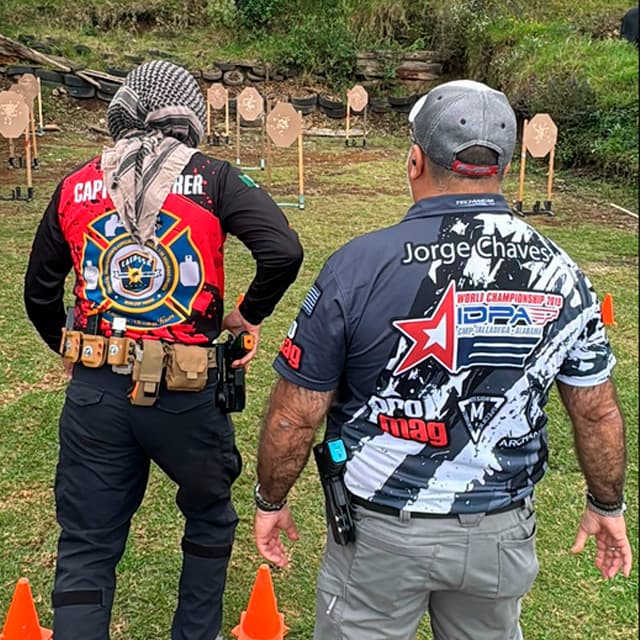 Jorge Chaves brindando coaching de tiro deportivo en sesión uno a uno, enfocado en el rendimiento y la técnica de competición.