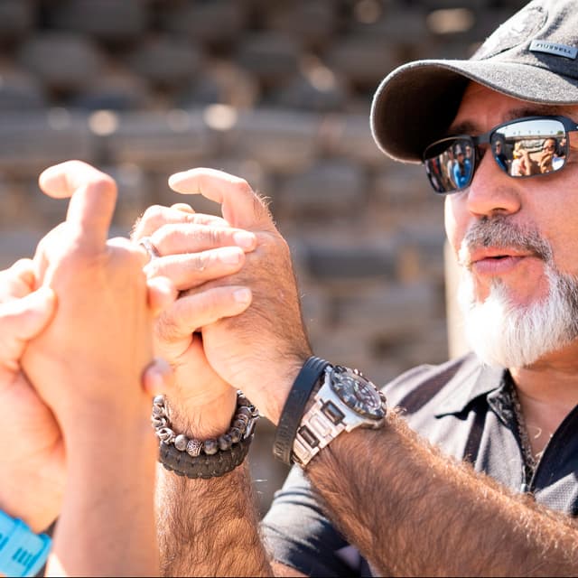 Jorge Chaves mostrando y corrigiendo la técnica de control de gatillo a un alumno, fundamental para la precisión en el tiro deportivo IDPA.