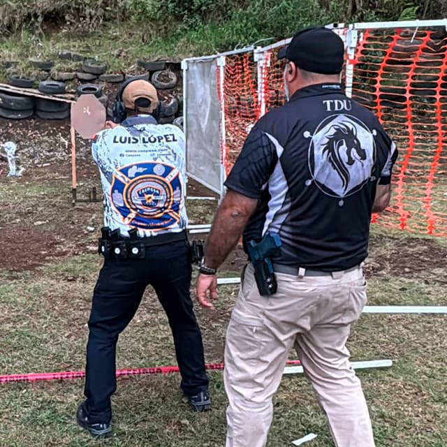 Jorge Chaves con un tirador deportivo en el polígono, preparándose para una competición de IDPA en Estados Unidos.