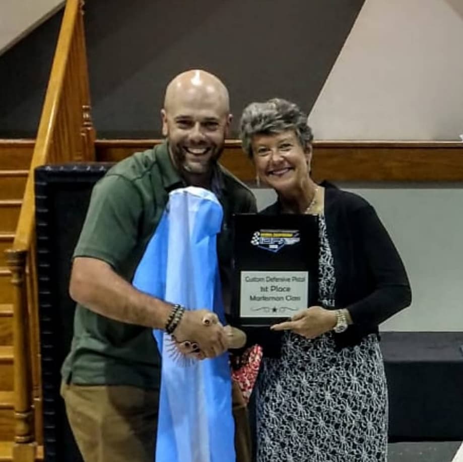 Tirador coacheado por Jorge Chaves recibiendo el Primer Premio tras ganar el Campeonato Nacional de IDPA en Estados Unidos.