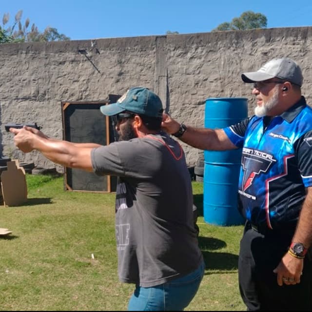 Tirador deportivo practicando la técnica de tiro con pistola para competición IDPA, en el polígono de Quilmes.