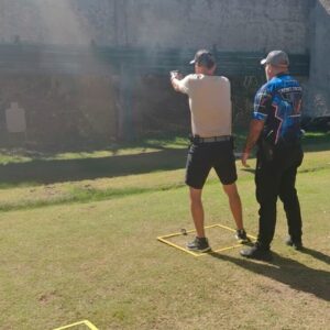 Tirador deportivo practicando una fase de tiro para la competición IDPA en el circuito de tiro de Quilmes.