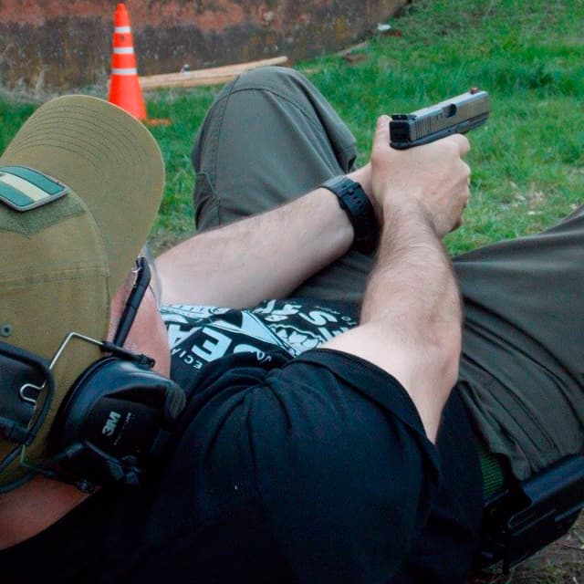 Alumno practicando tiro defensivo desde el piso, realizando disparos reactivos en respuesta a una amenaza, en un curso de TDU.