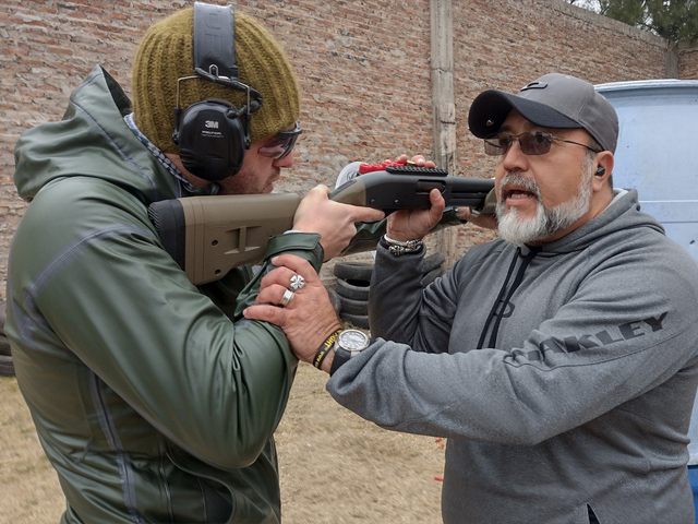 Jorge Chaves brindando instrucción personalizada de tiro con escopeta en un sector exclusivo del Tiro de Quilmes, bajo el Sistema TDU.