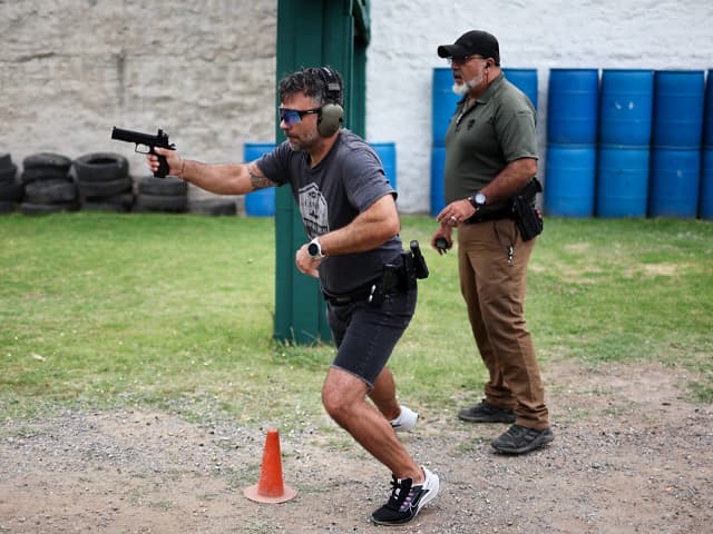 Alumno realizando un ejercicio de tiro dinámico en movimiento durante las clases de tiro del instructor Jorge Chaves en el Tiro de Quilmes.