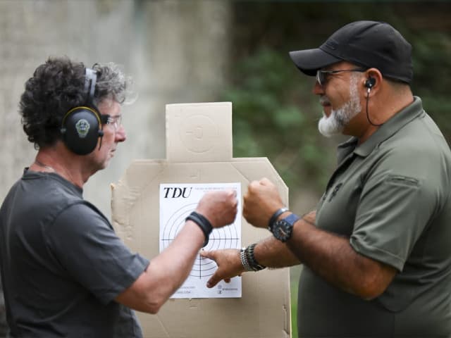 Instructor de tiro Jorge Chaves explicando la agrupación de impactos en el blanco durante clases de tiro en el Tiro de Quilmes.