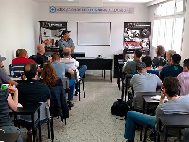 Jorge Chaves explicando el Standard Mínimo Operativo (SMO) a una audiencia de empresarios y ejecutivos de seguridad en el Tiro de Quilmes.