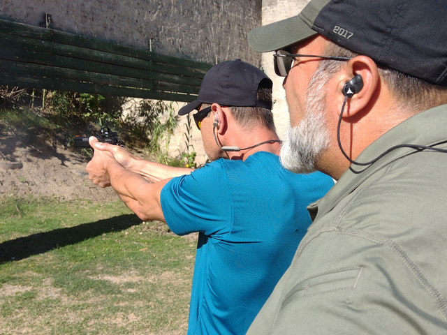 Jorge Chaves realizando supervisión personalizada durante un curso de tiro para usuarios particulares en el Tiro de Quilmes