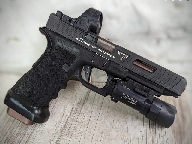 Empuñadura de pistola Glock 34 con trabajo de stippling personalizado para maximizar la fricción, el agarre y el control del retroceso.