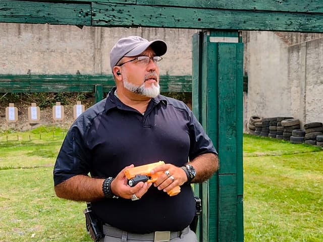 Jorge Chaves dictando una clase de capacitación técnica y formación táctica para alumnos de TDU.