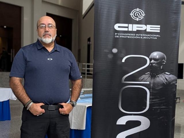 Jorge Chaves en su rol de capacitador profesional durante un congreso internacional de protección ejecutiva.